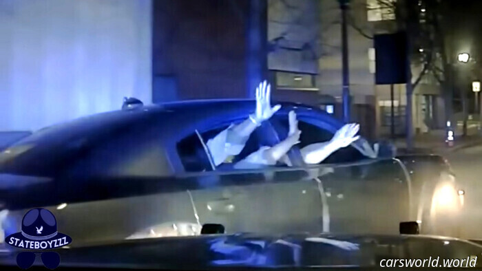 Una persecución policial caricaturesca muestra a un sospechoso de un Dodge Charger volver corriendo al coche tras huir a pie | Carscoops